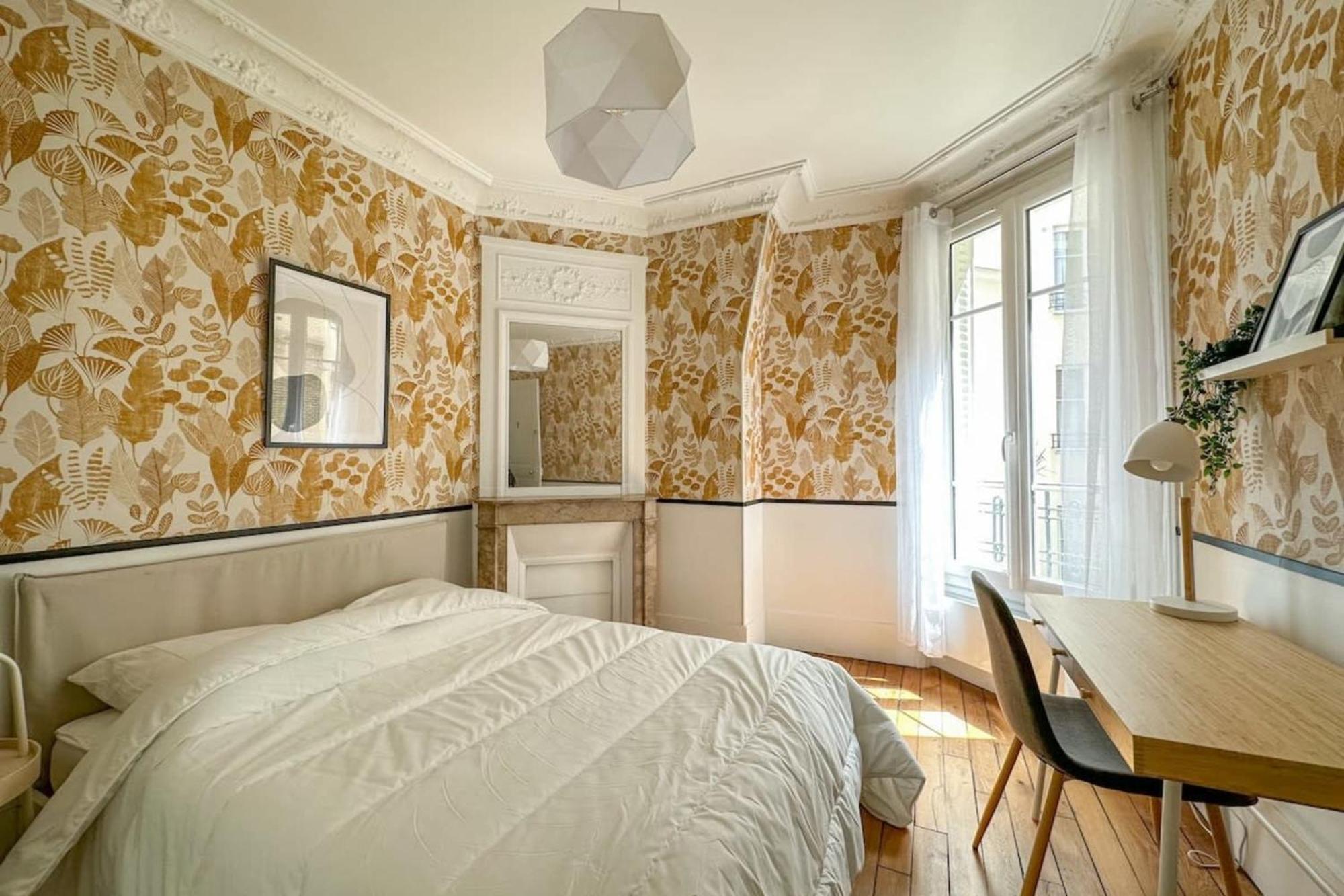 3-bedroom 15 In The Heart Of Trendy Cafes Apartment *