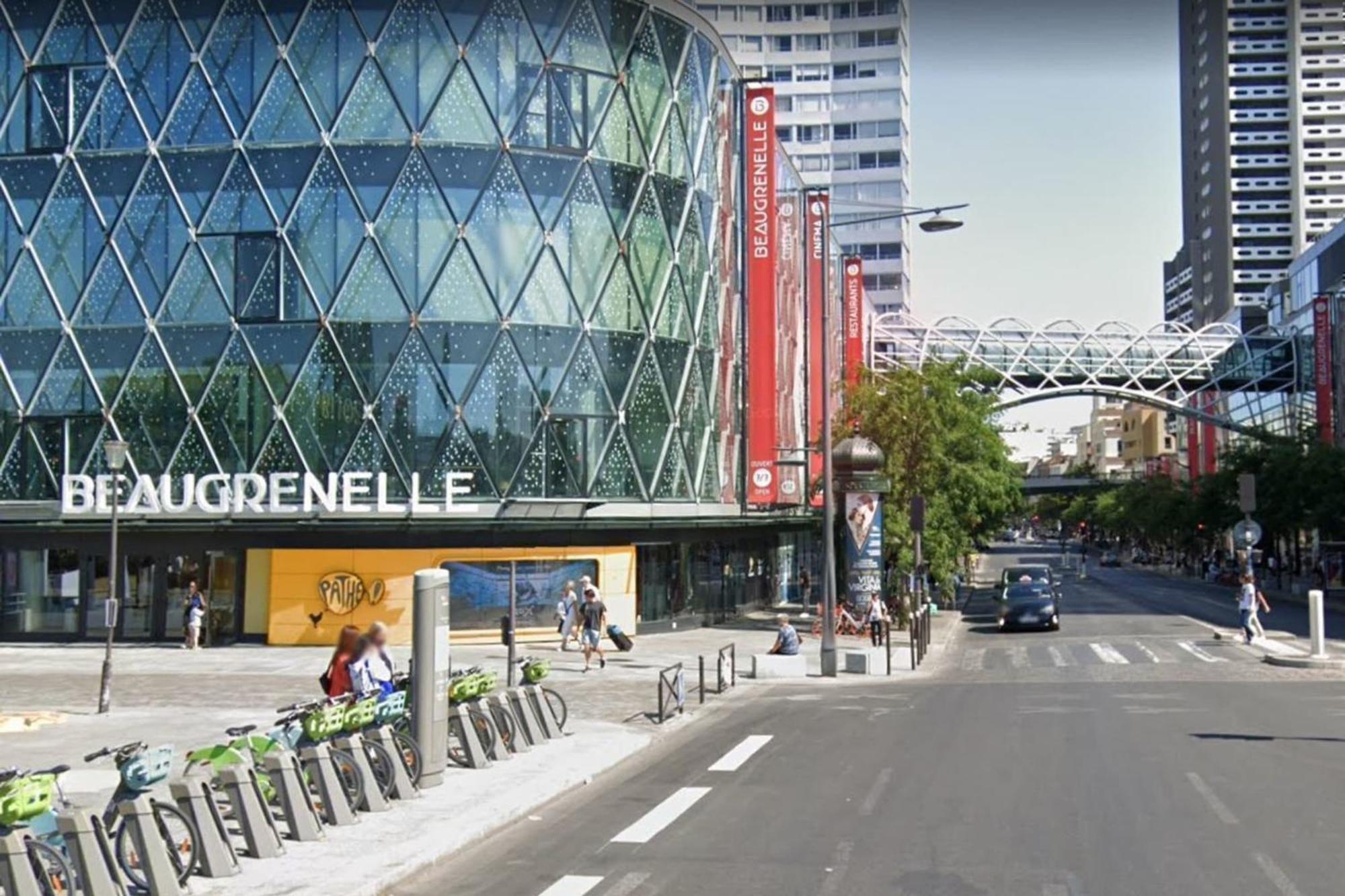 3-bedroom 15 In The Heart Of Trendy Cafes *