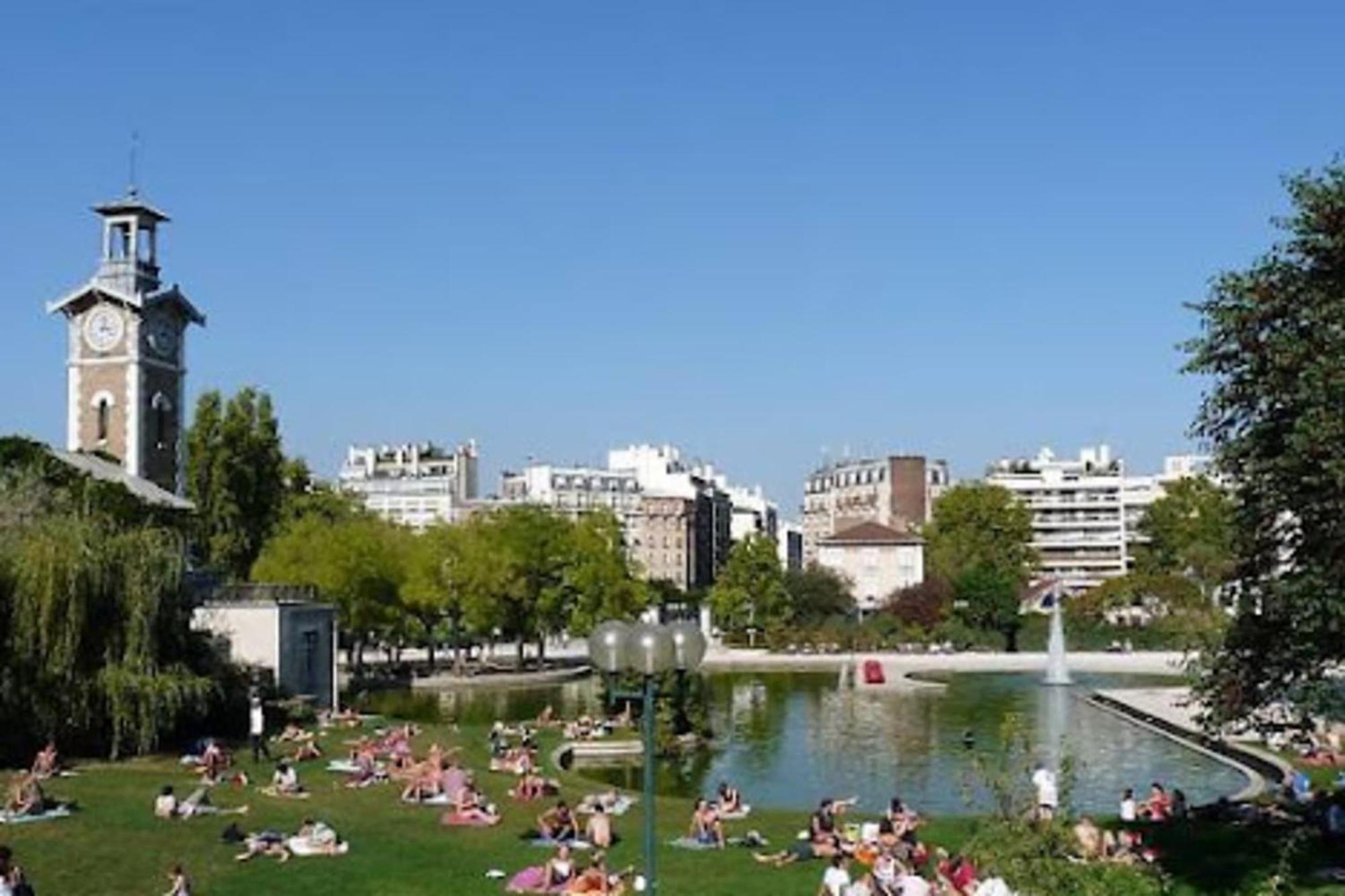 3-bedroom 15 In The Heart Of Trendy Cafes Apartment Paris