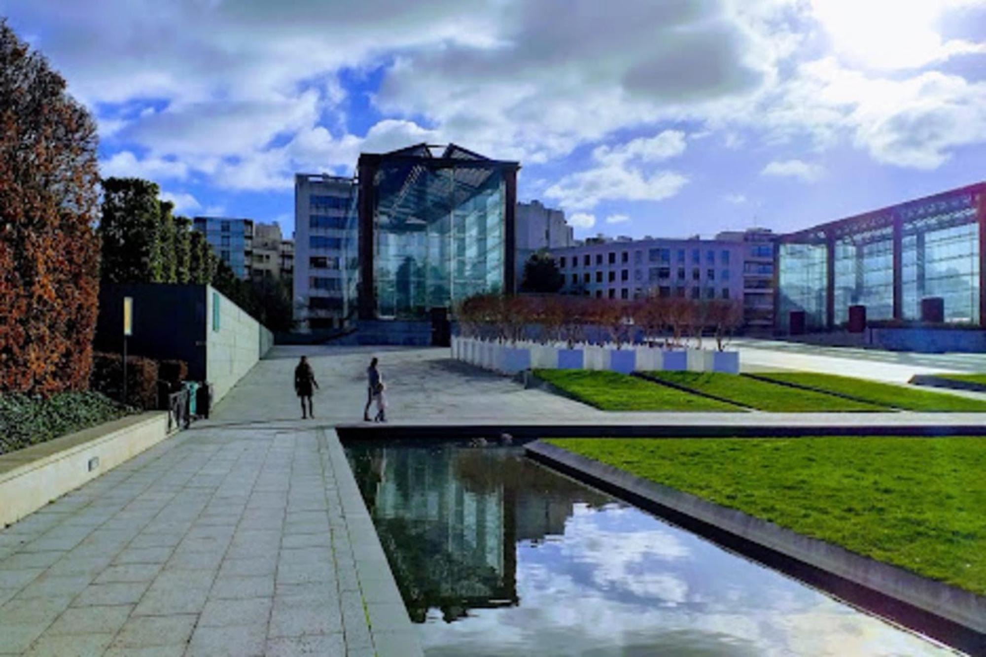 3-bedroom 15 In The Heart Of Trendy Cafes Apartment *