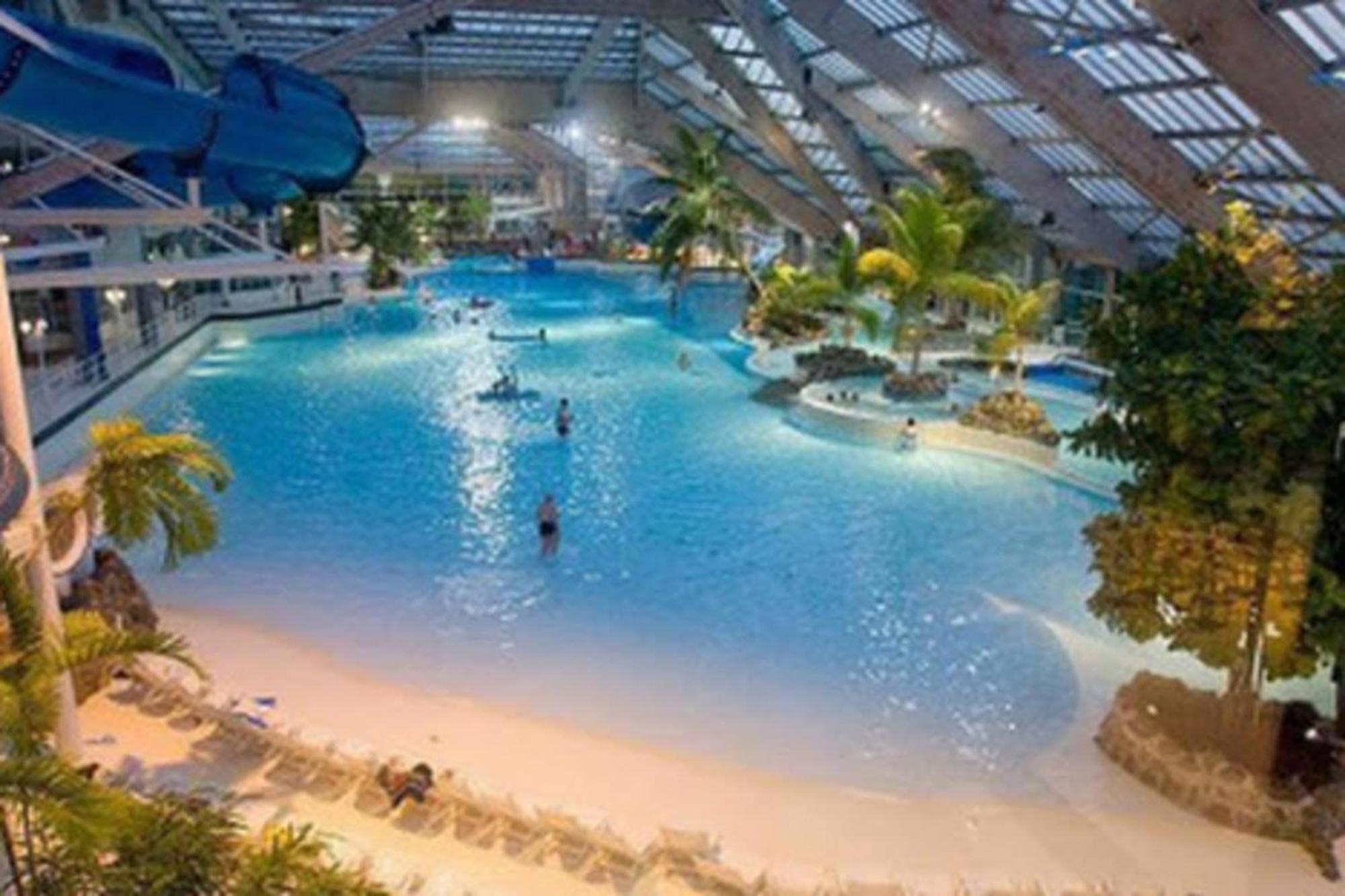 3-bedroom 15 In The Heart Of Trendy Cafes Apartment *